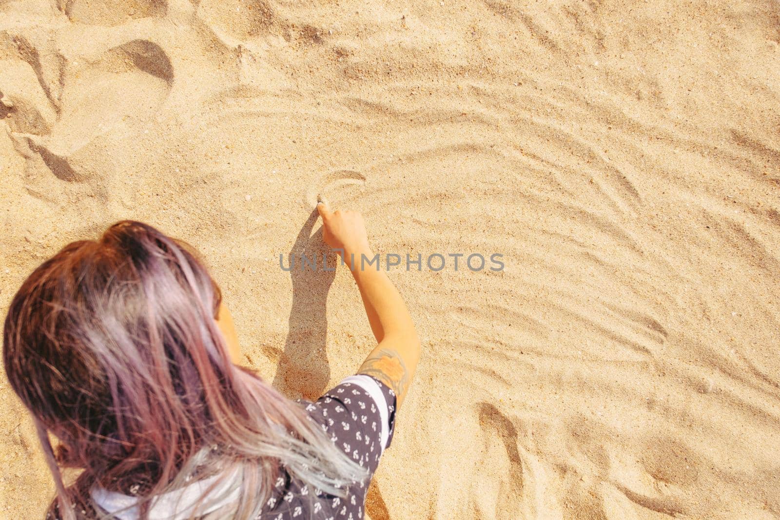 Woman draws on the sand by alexAleksei