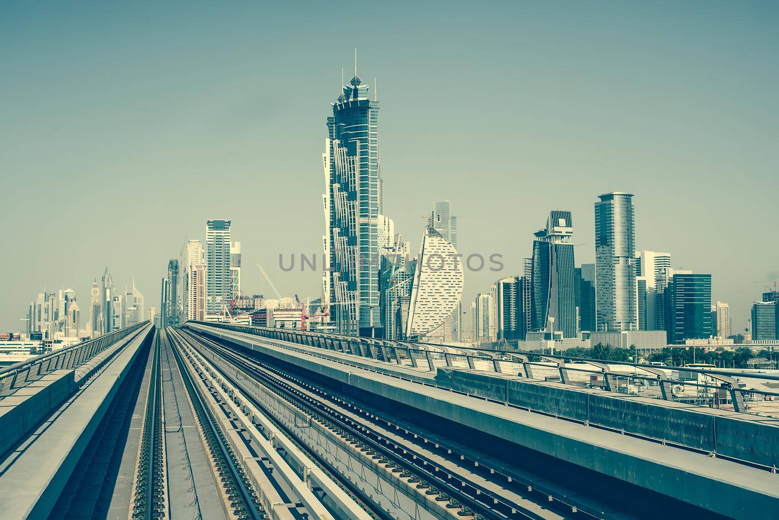 Dubai Metro by GekaSkr