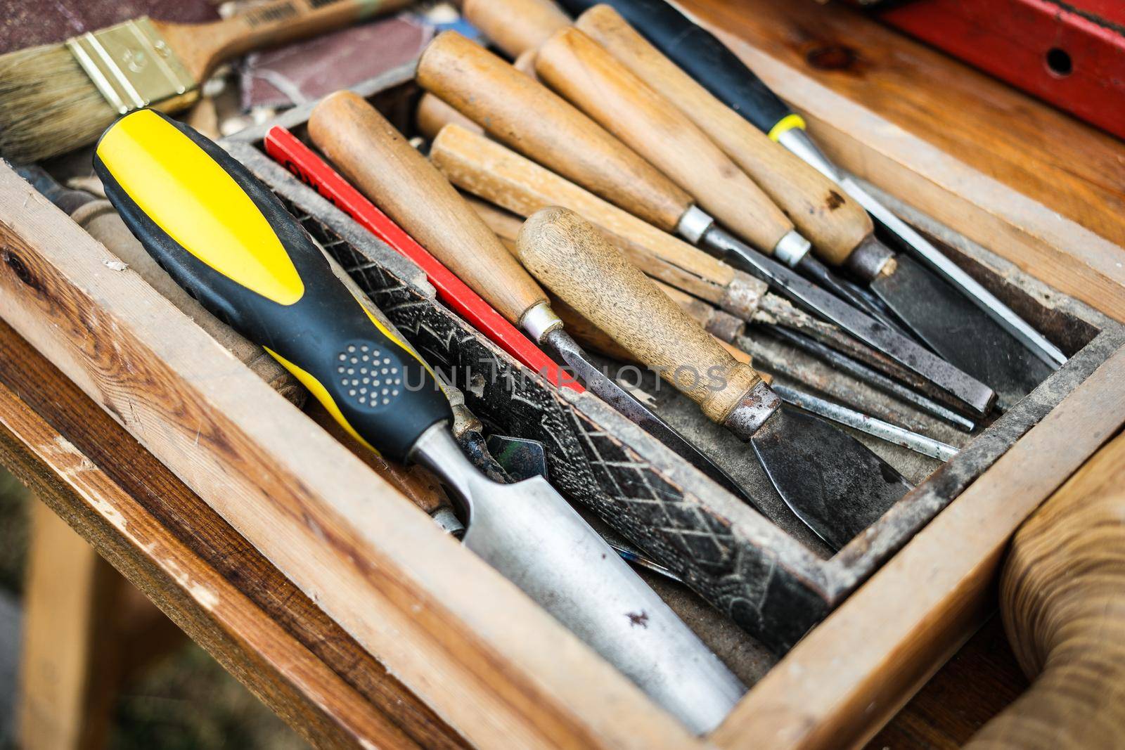 different tools and spatulas in wooden box