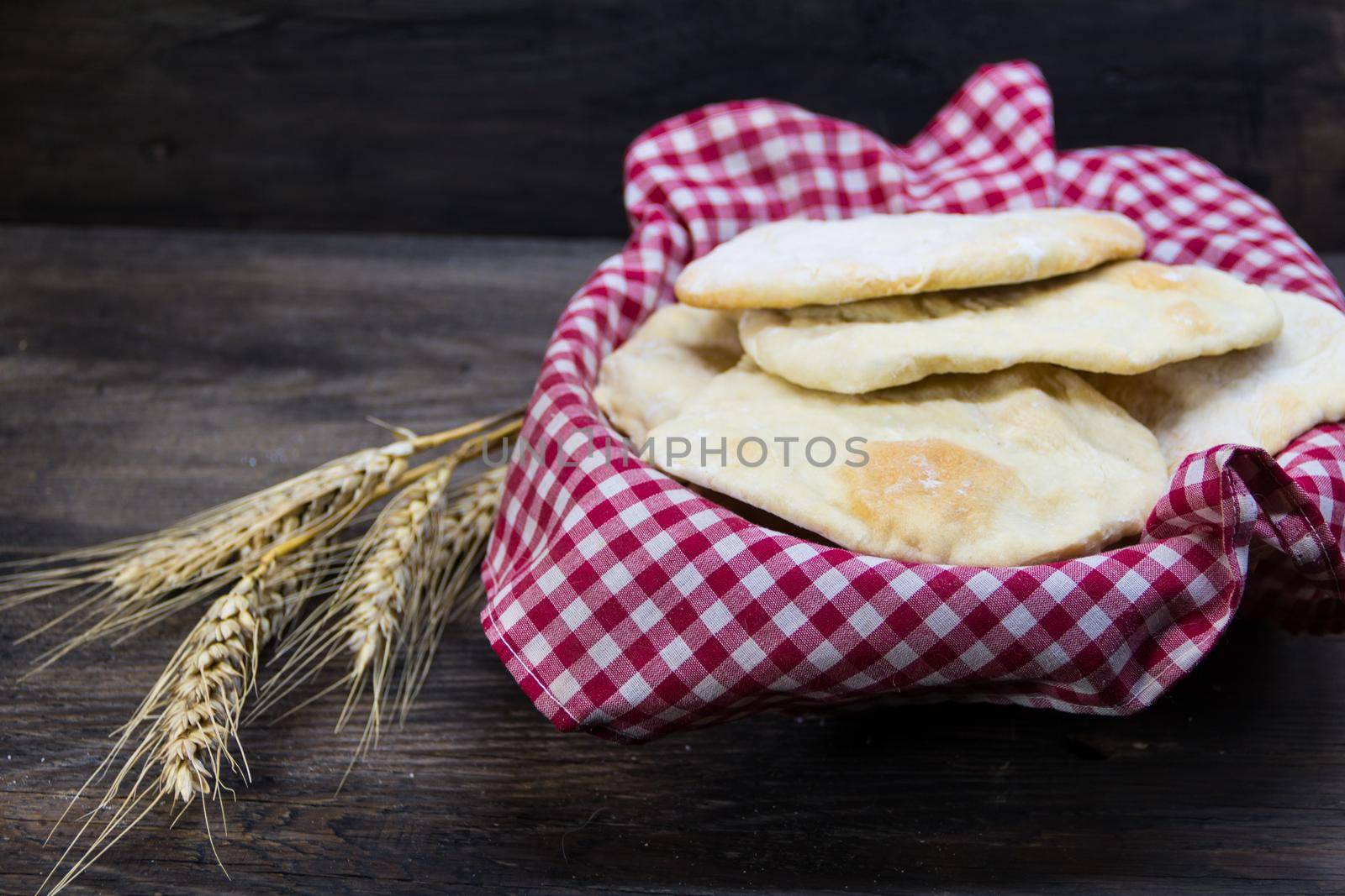 unleavened or unleavened bread, traditional of the Hebrew culture made without yeast, symbol of the Jewish Passover