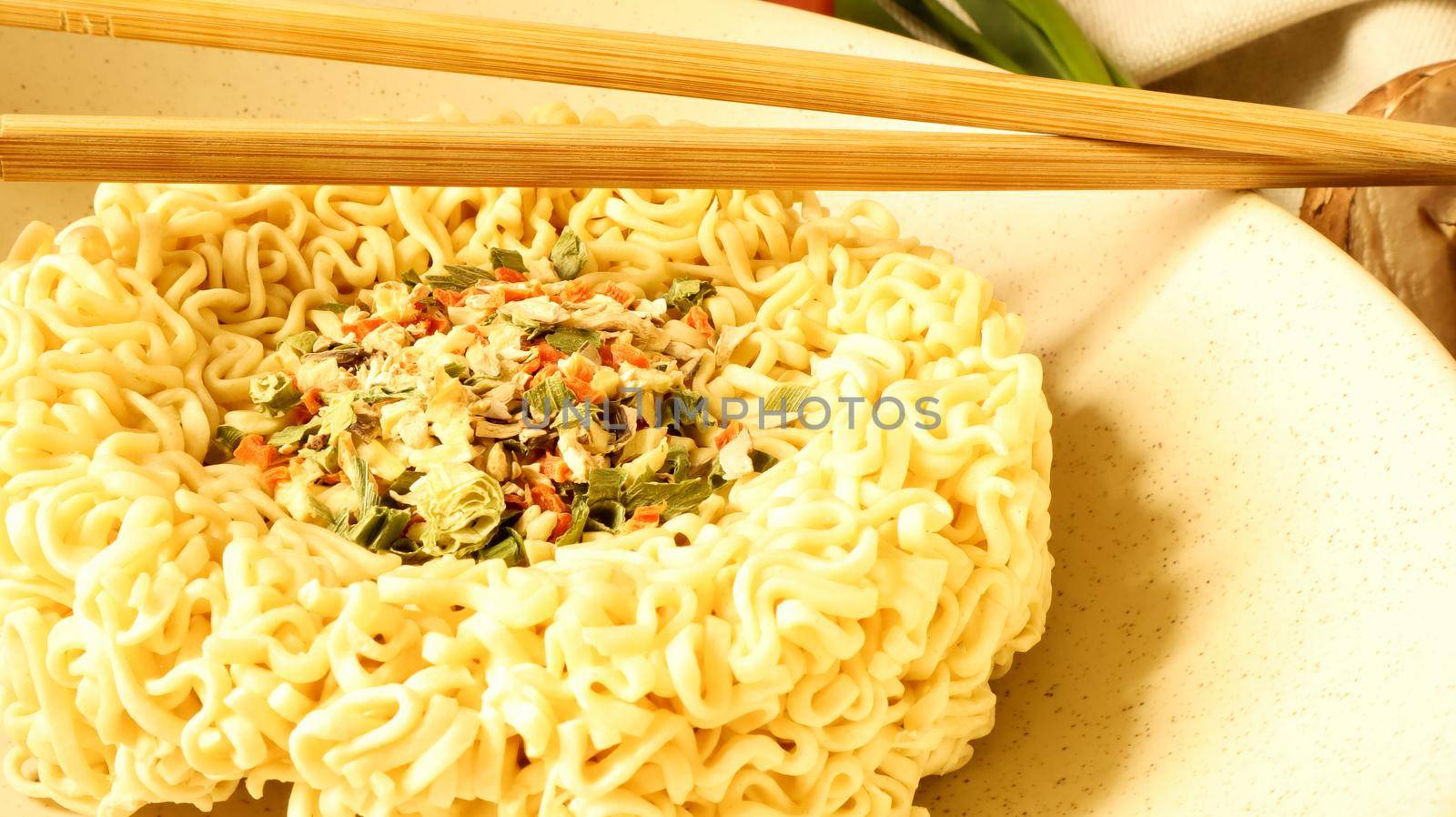 instant noodles with dry seasoning brown bowl, raw noodles. Vegetarian dish. Delicious Asian style dinner. pasta, for the preparation of which it is enough to pour boiling water and wait.