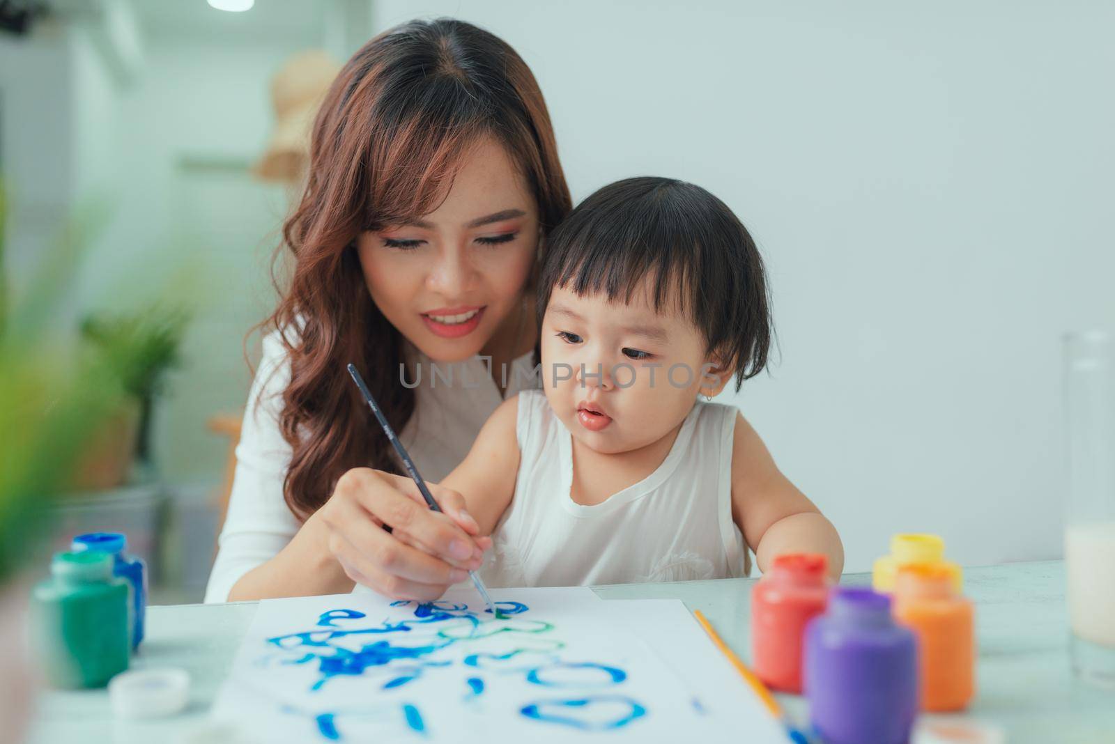 Mom and kid drawing picture and color painting art