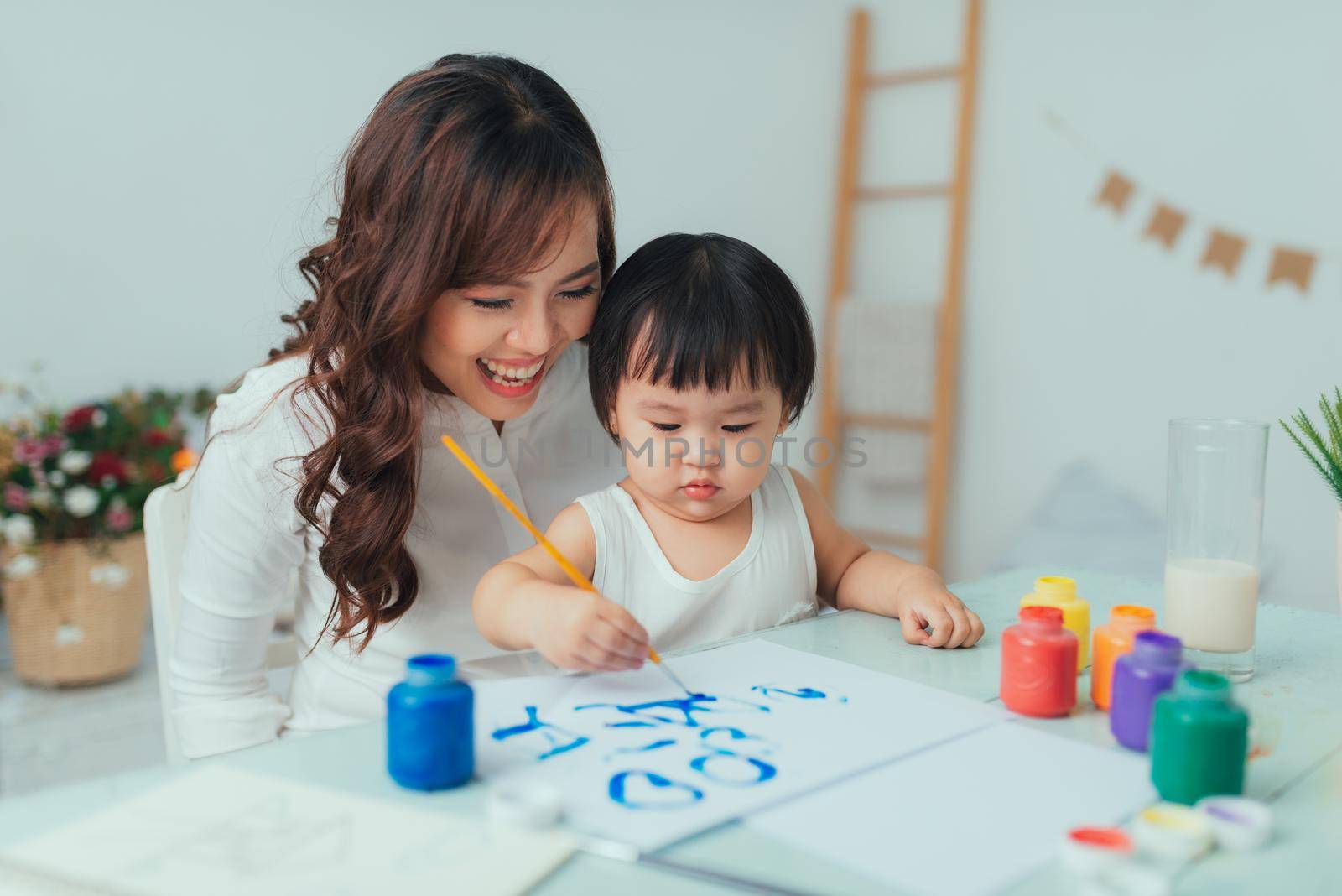 Mom and kid drawing picture and color painting art by makidotvn