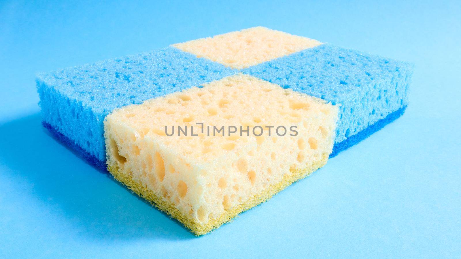 Many blue, red, yellow, green sponges are used to wash and wipe the dirt used by housewives in everyday life. They are made of porous material such as foam. good detergent retention.