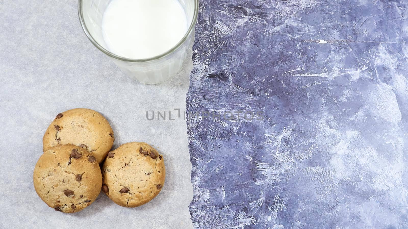 American gluten free chocolate chip cookies with glass glass of vegetable milk on gray background. Chocolate chip cookies. Sweet pastries, dessert. Culinary background. Copy space. Flat lay
