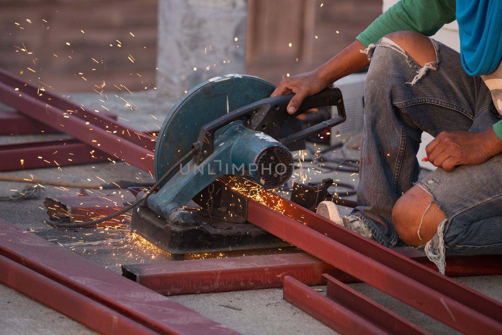 Cutting Steel channel (steel C chanel) with grinder by geargodz