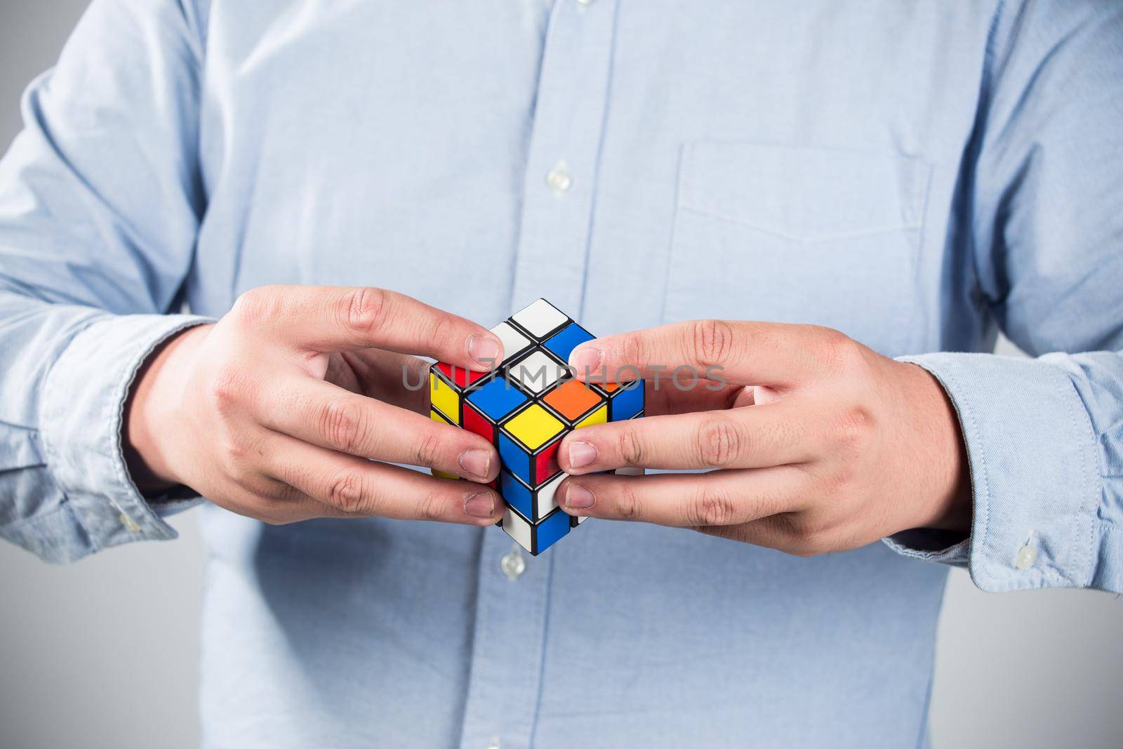 man play a rubik's cube at home