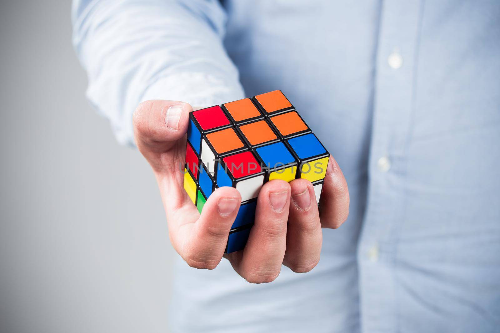 man play a rubik's cube at home