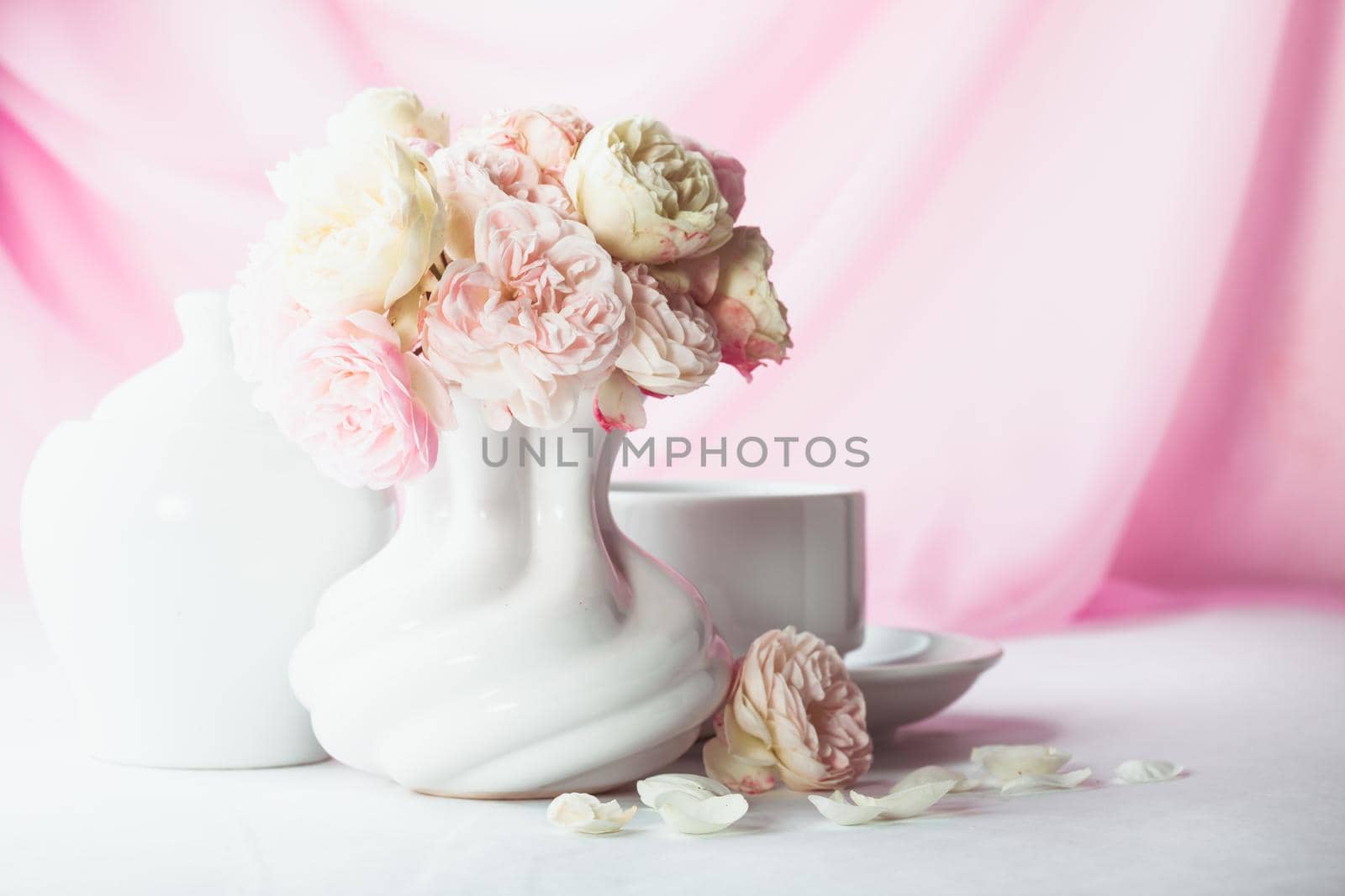 White and pink roses in a vase on the table