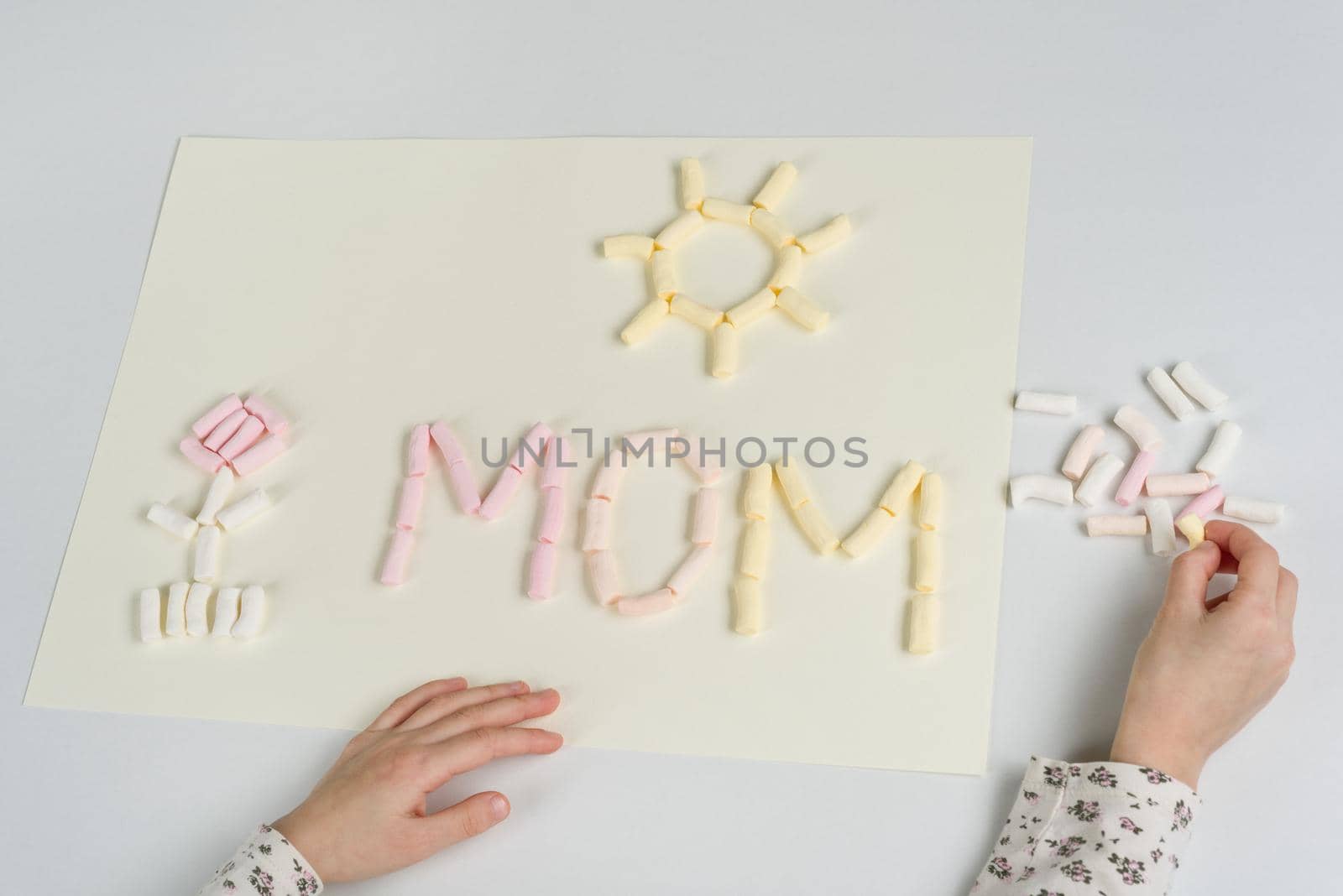 Mothers Day. A gift to the child mom, drawing an applique from marshmallow.
