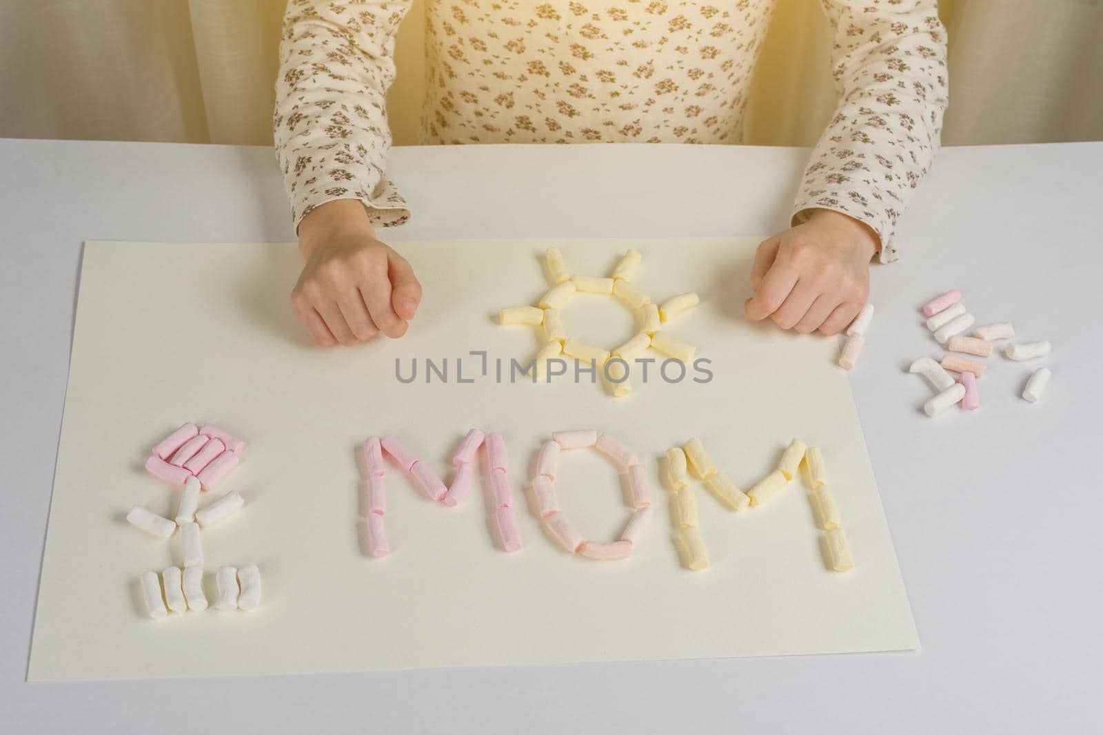 Mothers Day. A gift to the child mom, drawing an applique from marshmallow