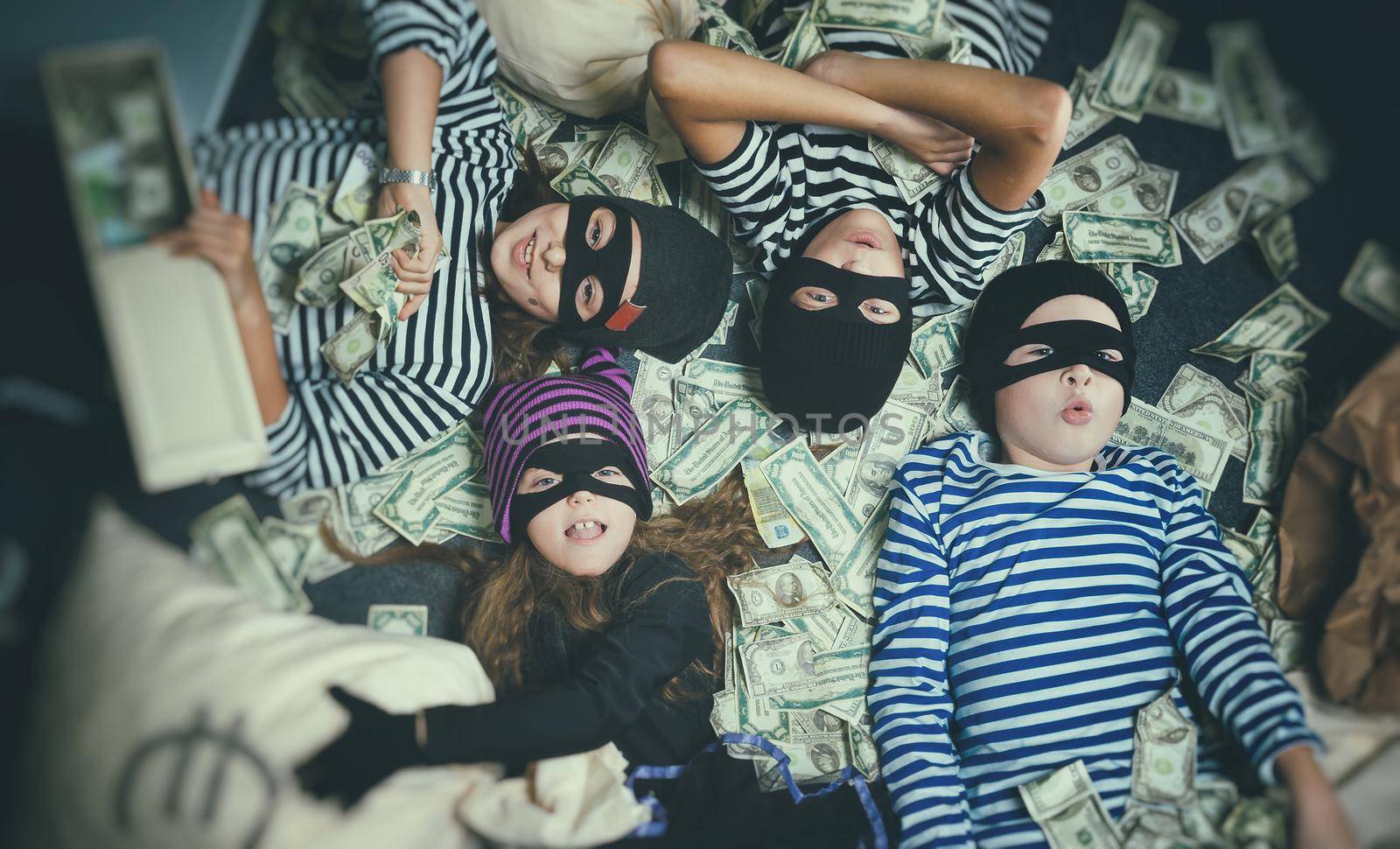 photosession of children in the image of a Bank robber