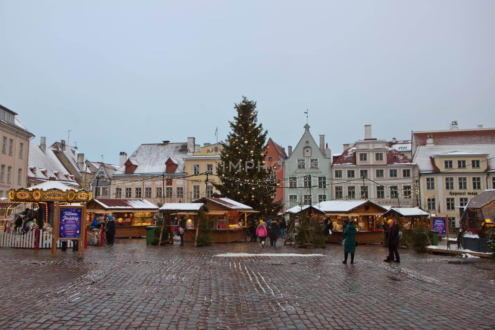 Tallinn, Estonia - Detsember 23 2020. Old Town square view with town hall and decorated fir tree shortly before Christmas. christmas market at the winter time in Tallinn