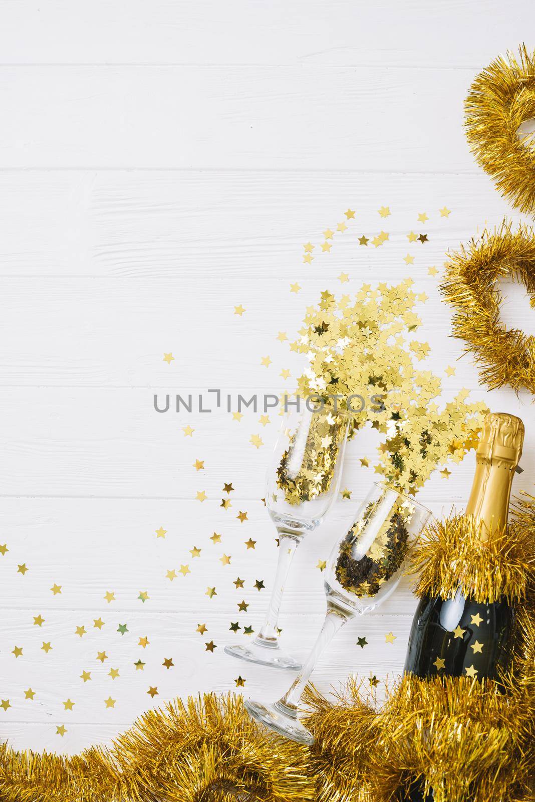 champagne bottle with tinsel table by Zahard