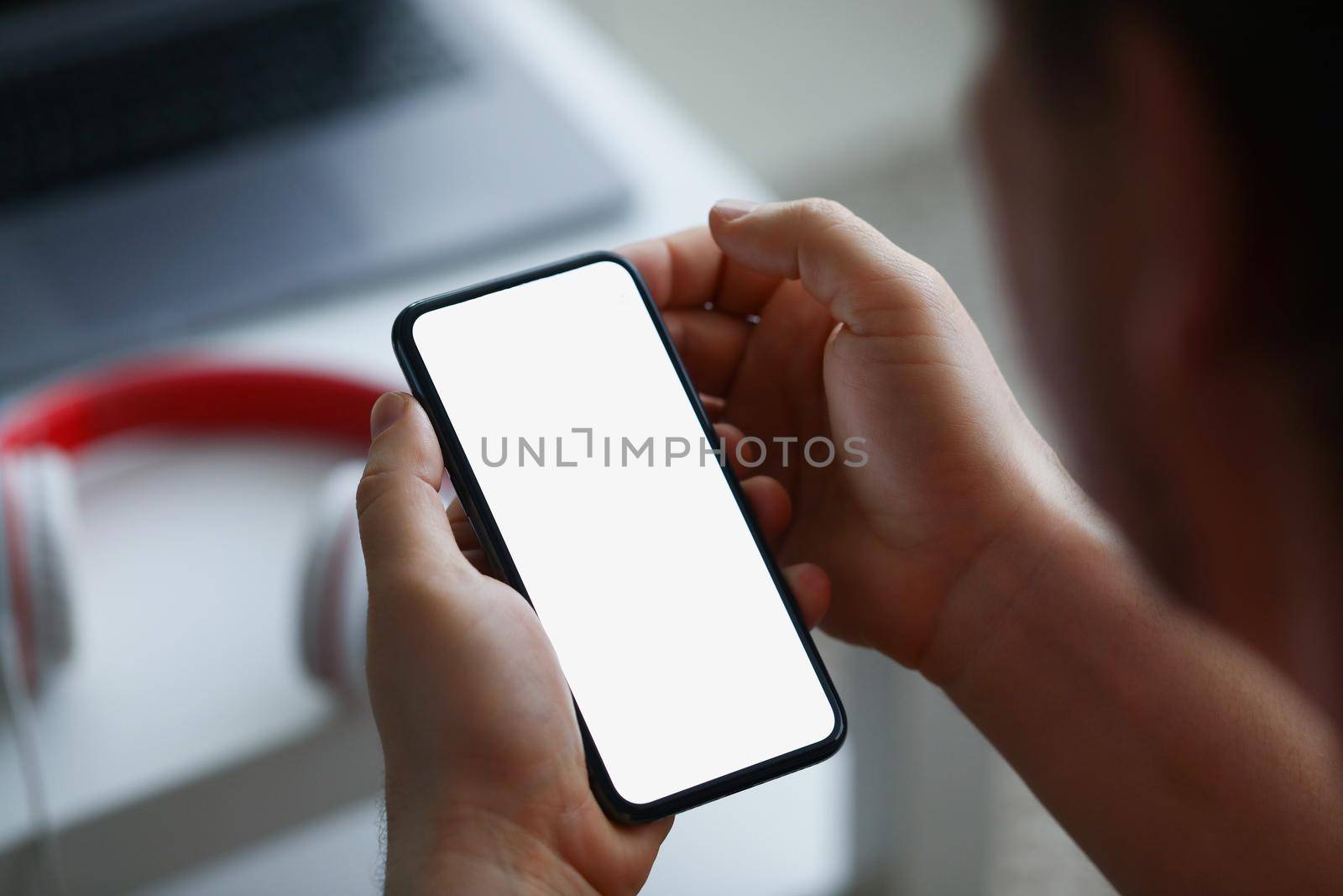 Close-up of smartphone in persons hand, cant open website page, error, no internet connection, restart page, low wifi signal. Technology, search service, development concept