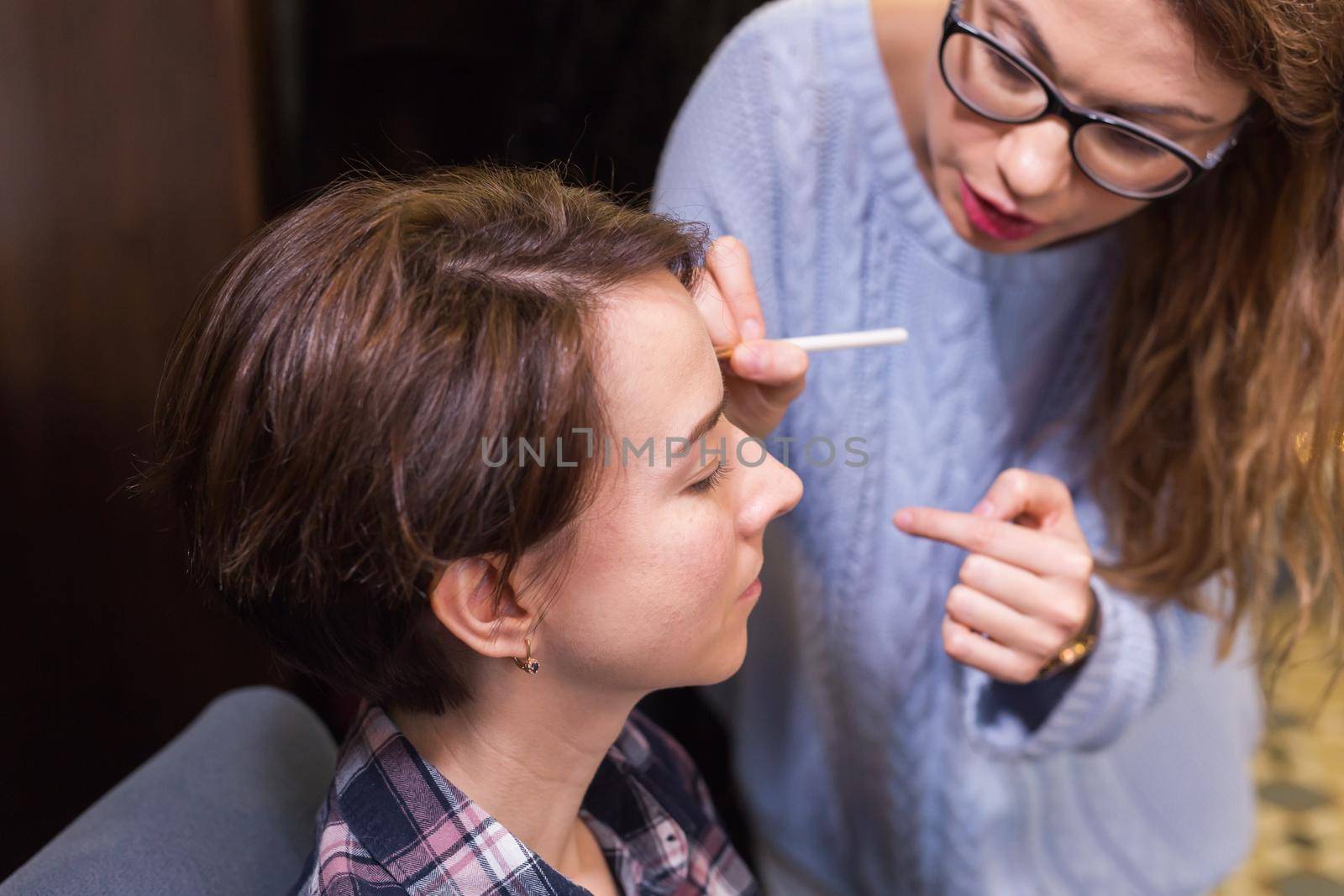 Professional make-up artist conducts a master class to improve the skills of a beginner make-up artists. Beauty and business.