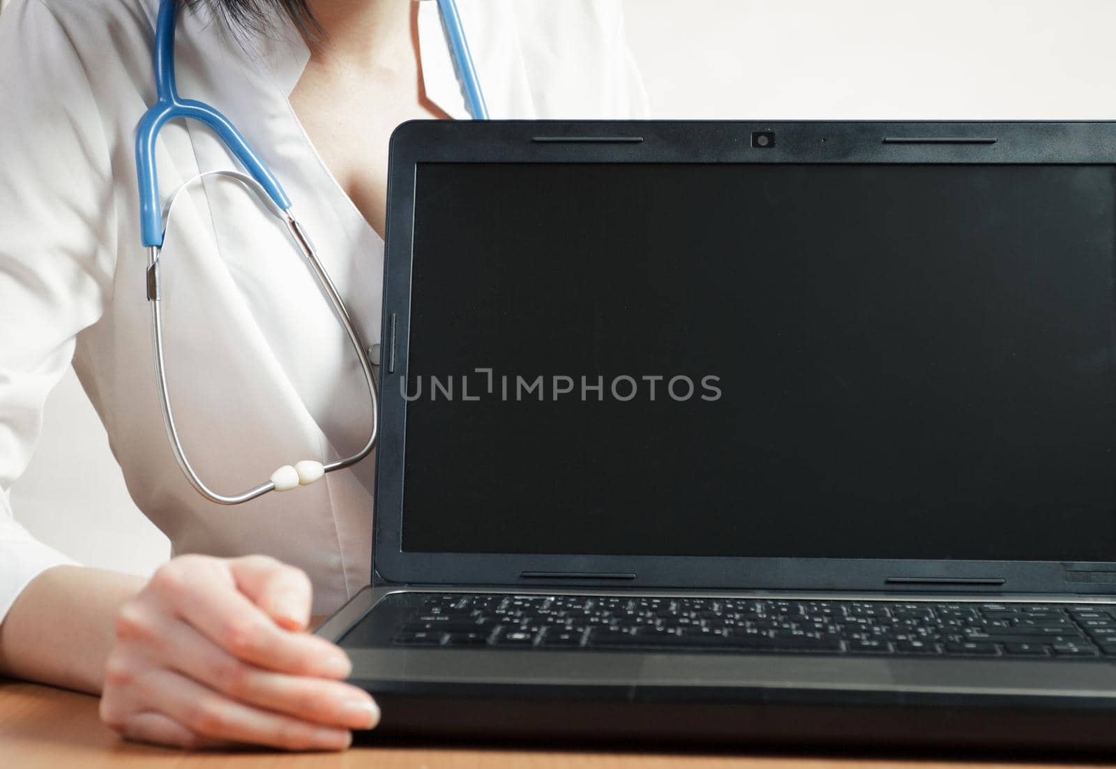 woman doctor shows computer screen