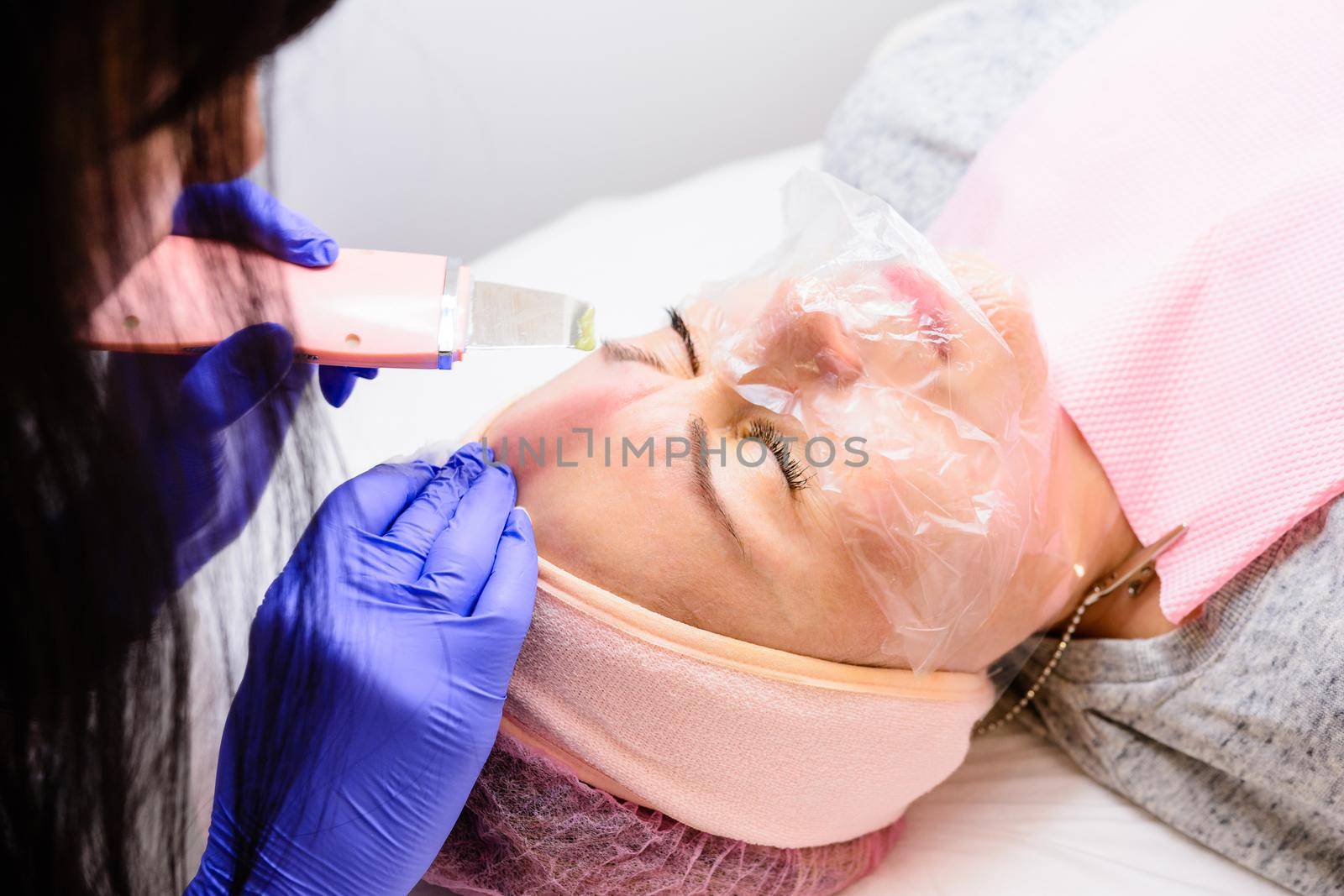 Cleansing the face from keratinized epithelium, excess fat, blockages of the sebaceous glands, comedones. Facial cleansing with an ultrasonic scrubber.
