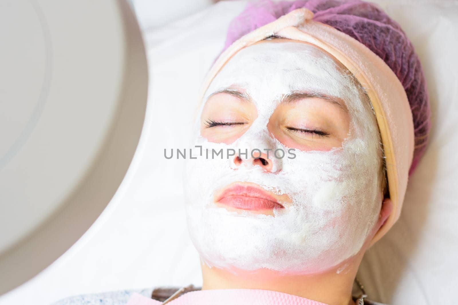Applied to the face white cooling mask, a mask to narrow pores after cleansing the face. new