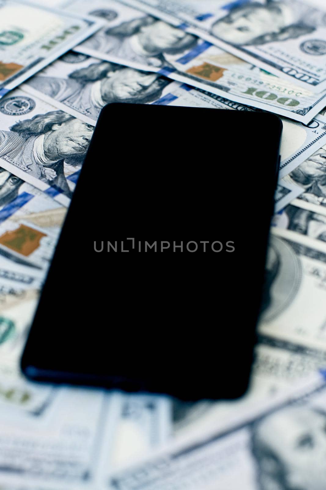 The phone is on the money . Money investment via phone, mobile payments. Phone in dollars .