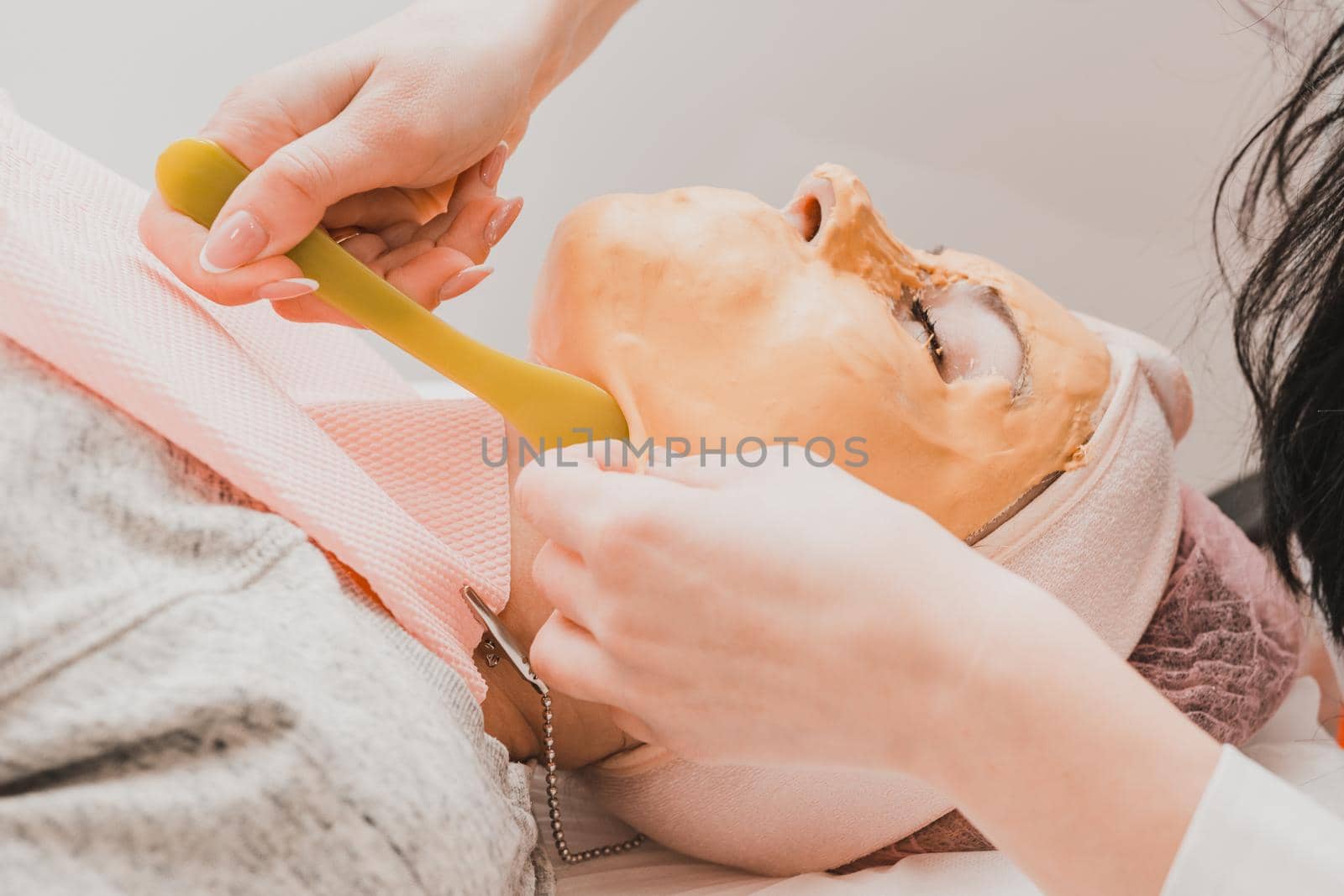 The process of removing the cosmetic golden mass, cosmetic procedures in the salon. new