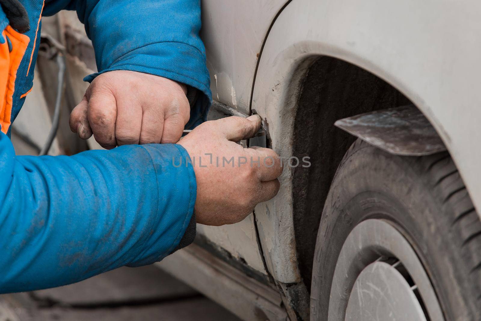 Repair of the rear door of the car. Elimination of the broken body of transport.