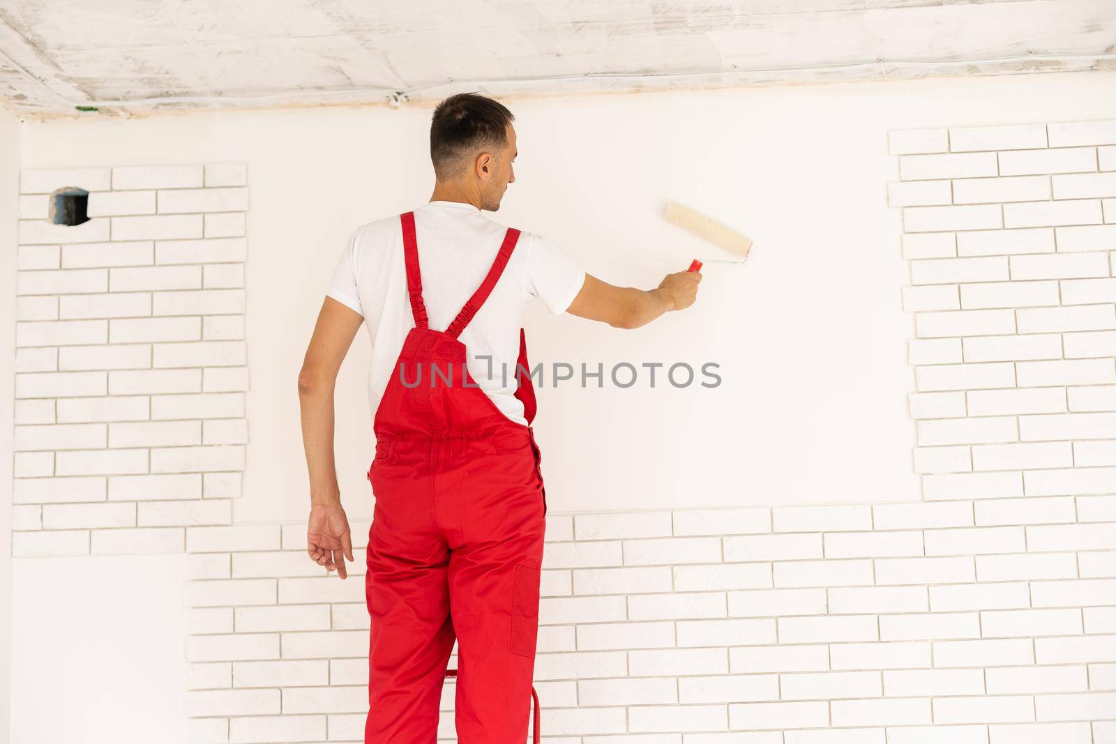 Man painting the wall, master wall painter