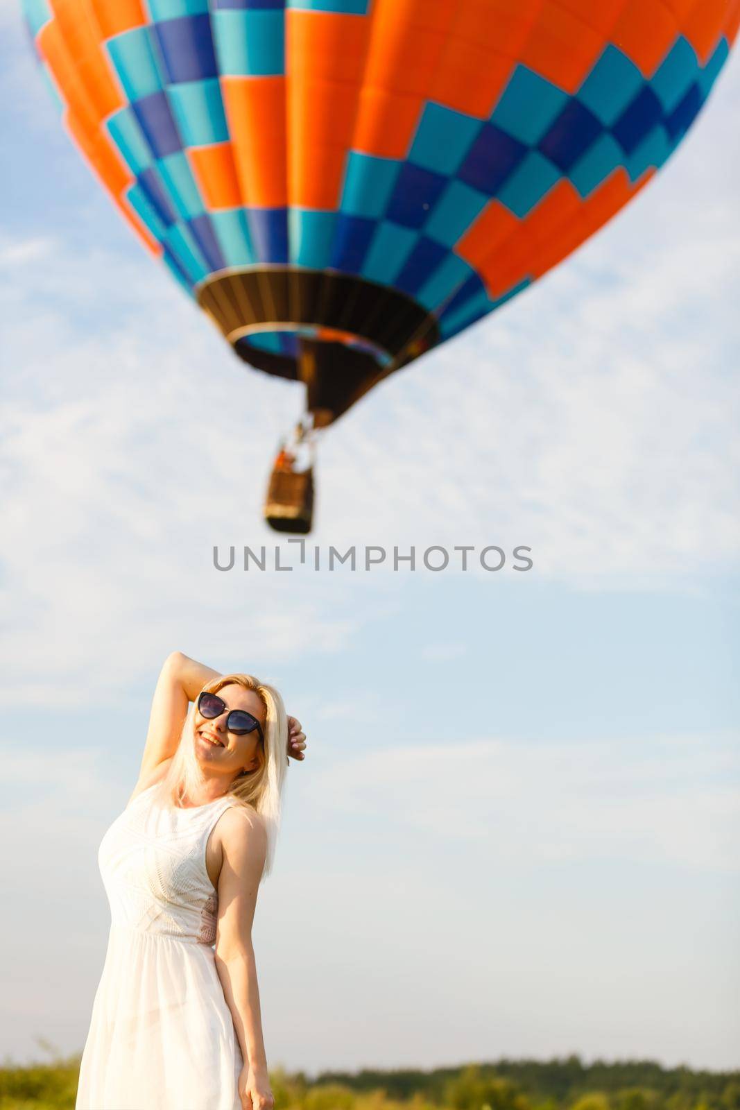 Girl and a hot air balloon by Andelov13
