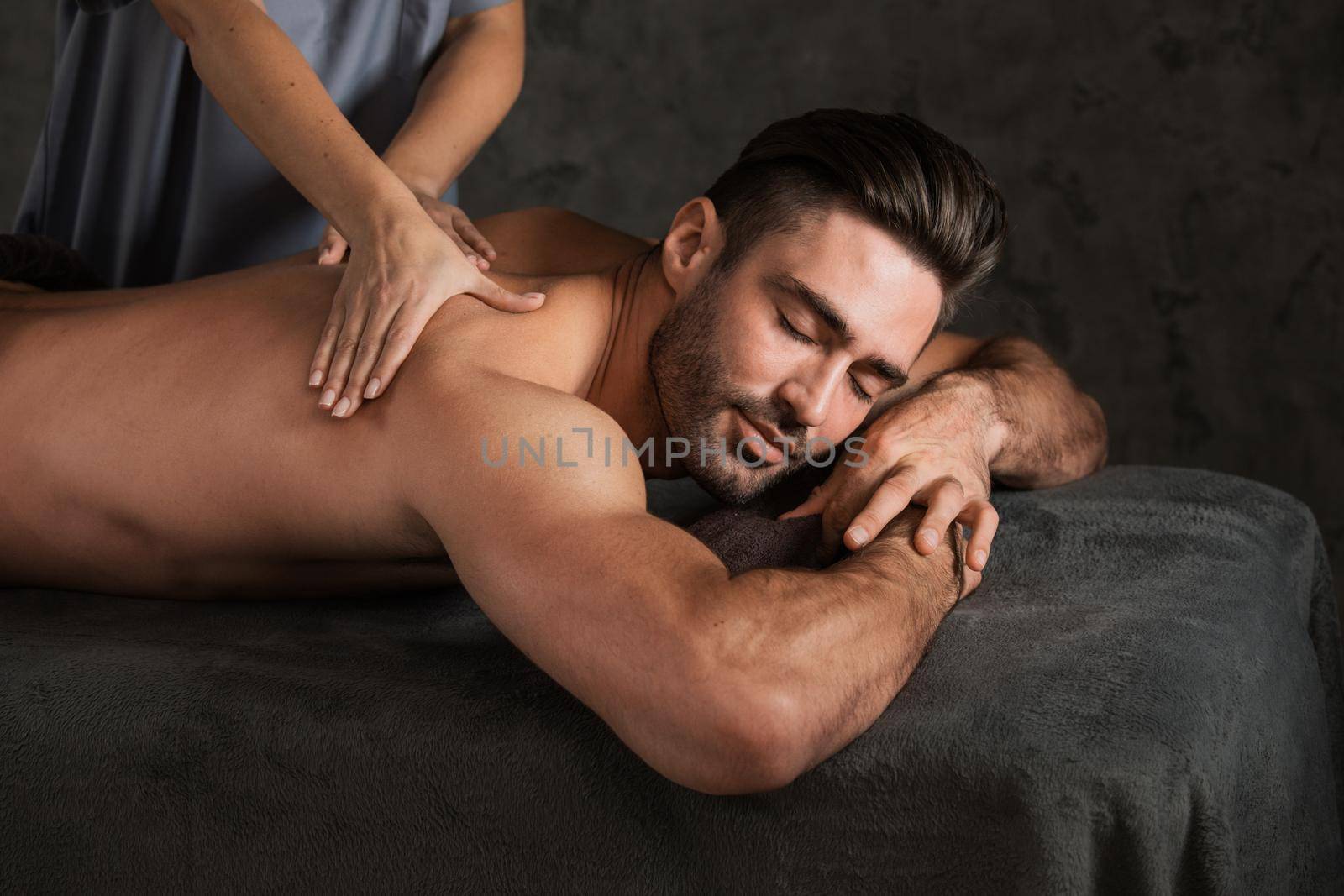 Man getting a back massage by ALotOfPeople