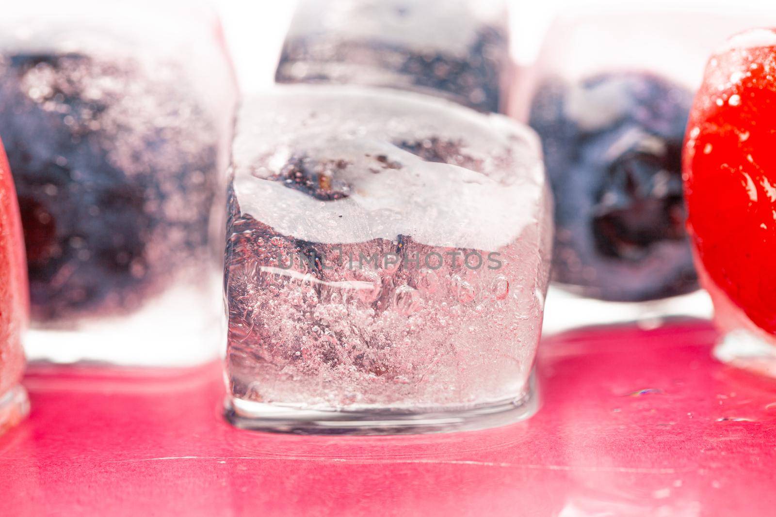 Berry ice cubes for decorating beverages