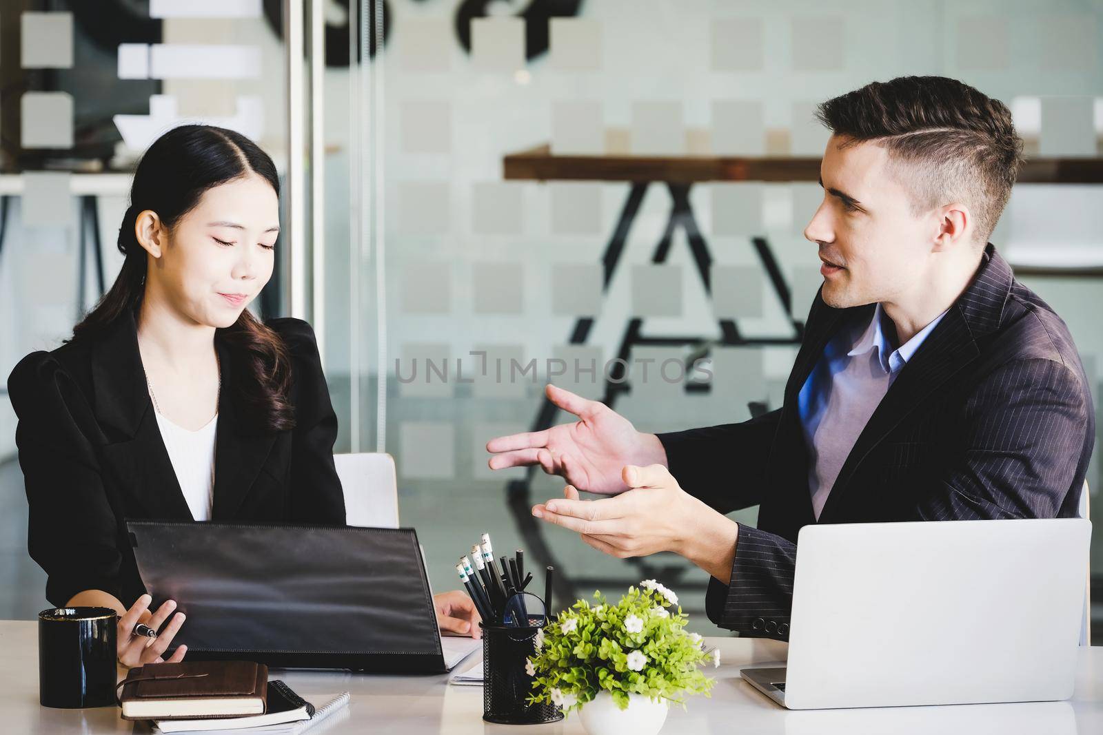 Consultation, male advisors are suggesting ways to market to female business owners to restructure their investments. by Manastrong