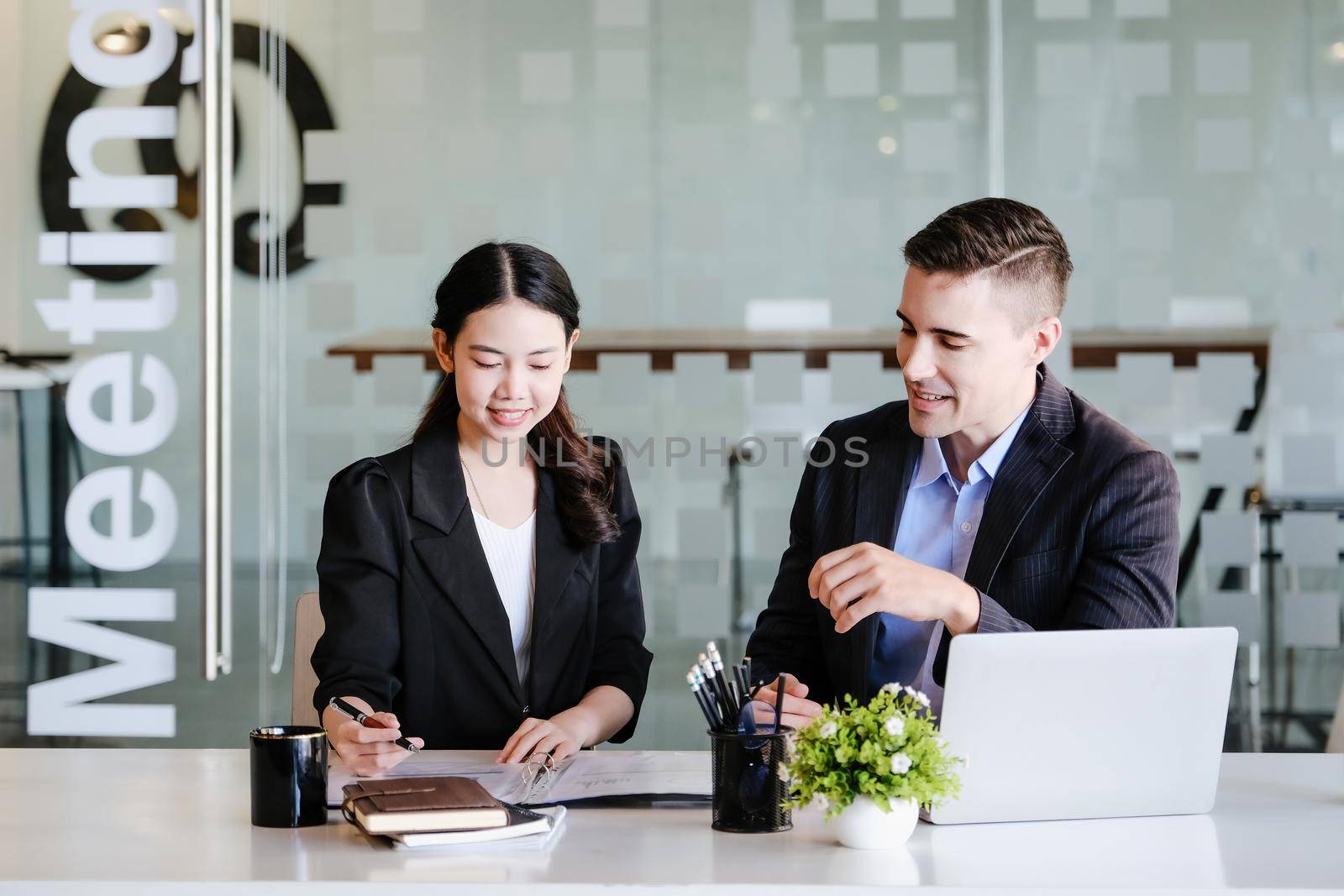 Consultation, male advisors are suggesting ways to market to female business owners to restructure their investments. by Manastrong