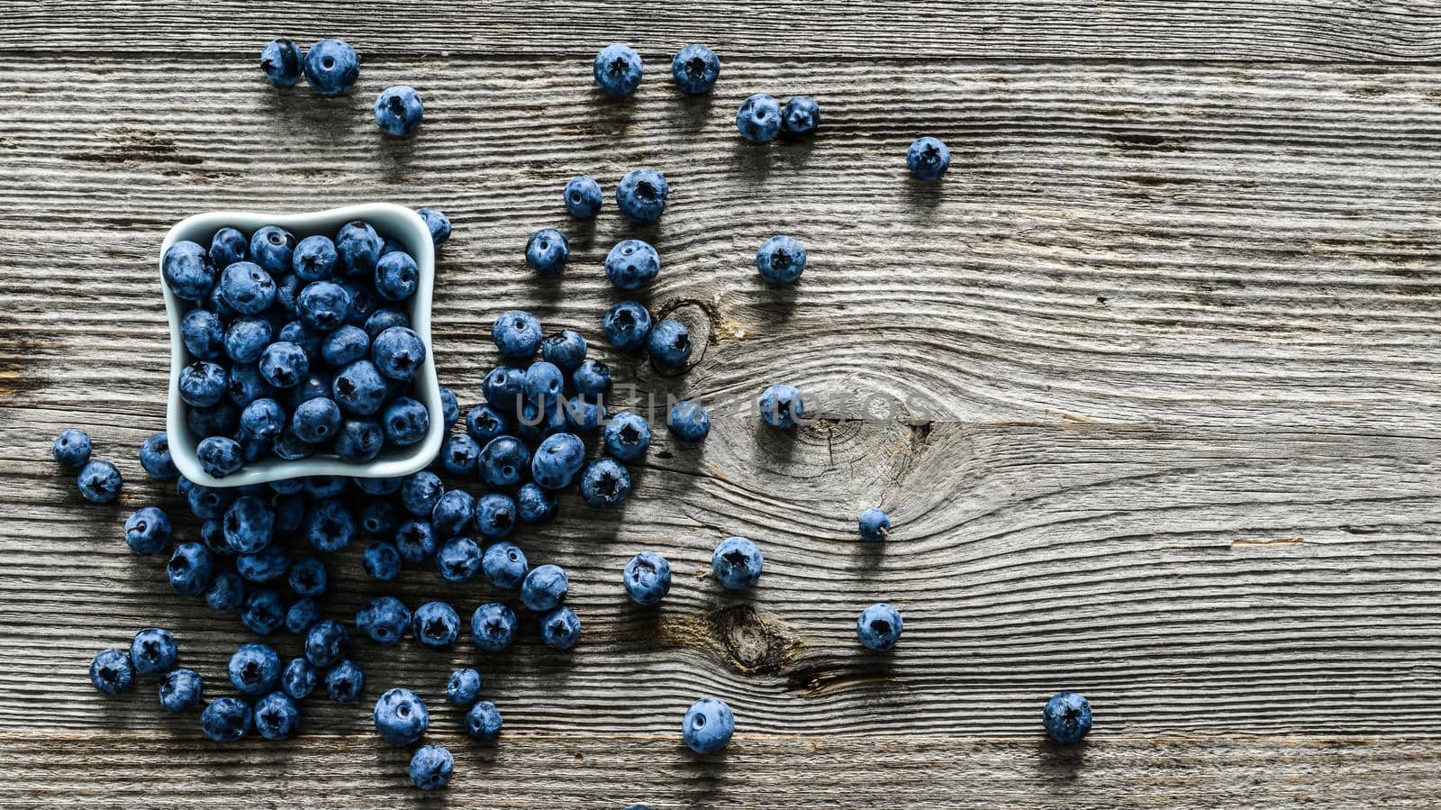 blueberry in a bowl and on woooden table