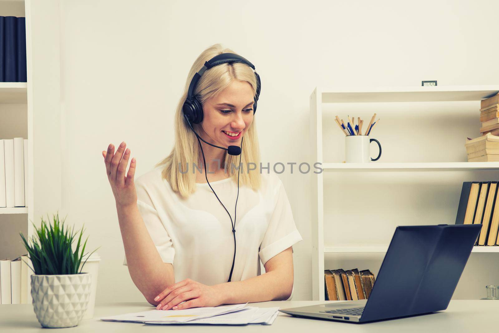 Close-up portrait of a customer service agent sitting at office -image