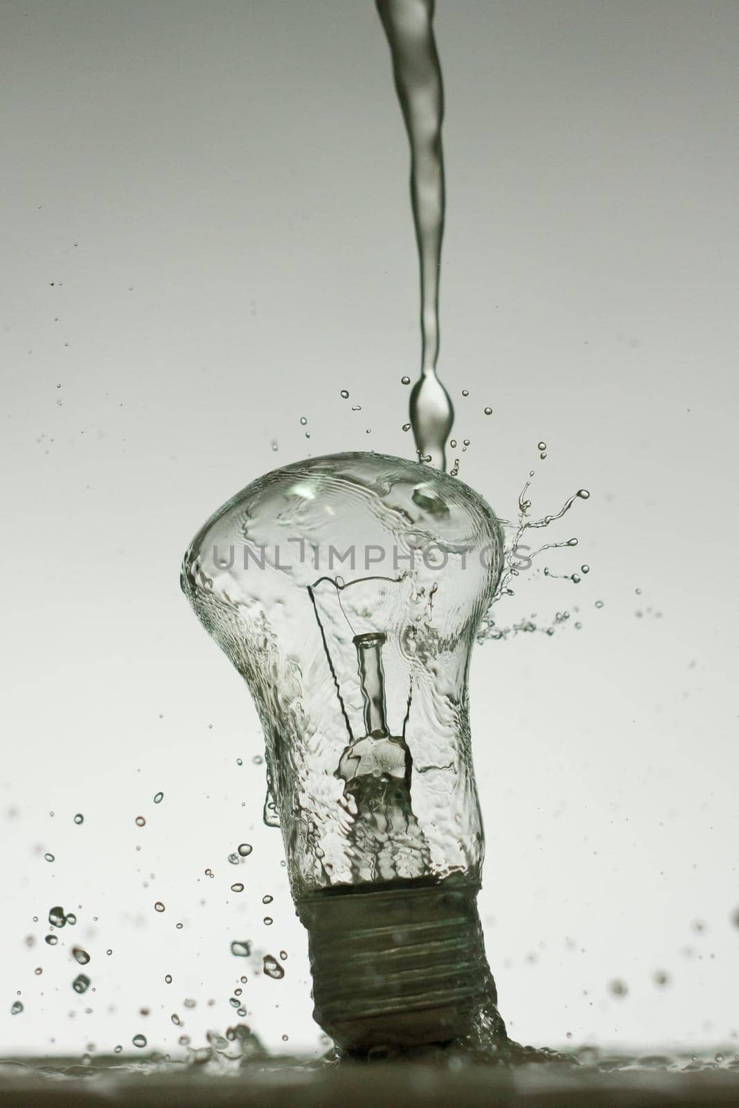 Light bulb made of water splashes by zartarn