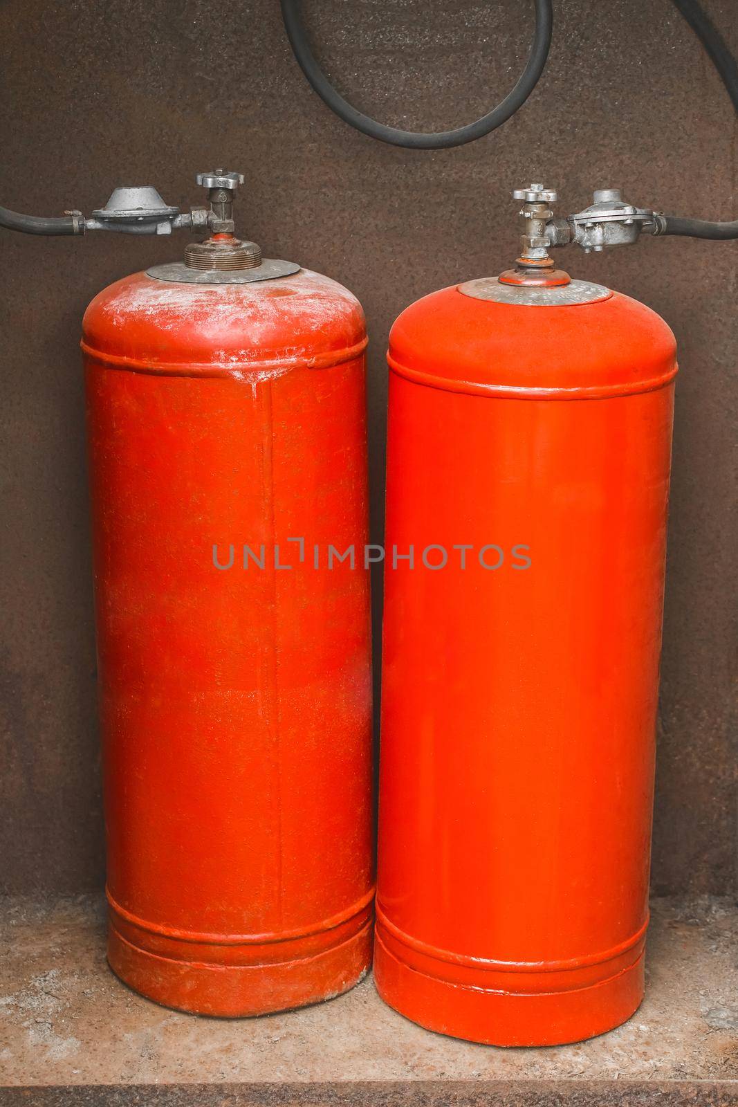 System for connecting two gas cylinders in the gas box of a residential building.