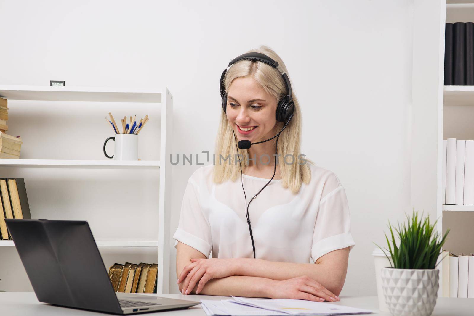 Close-up portrait of a customer service agent sitting at office -image