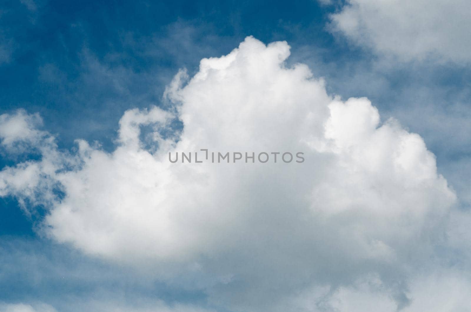 Incredibly wonderful lush cumulus clouds against a blue sky - Image