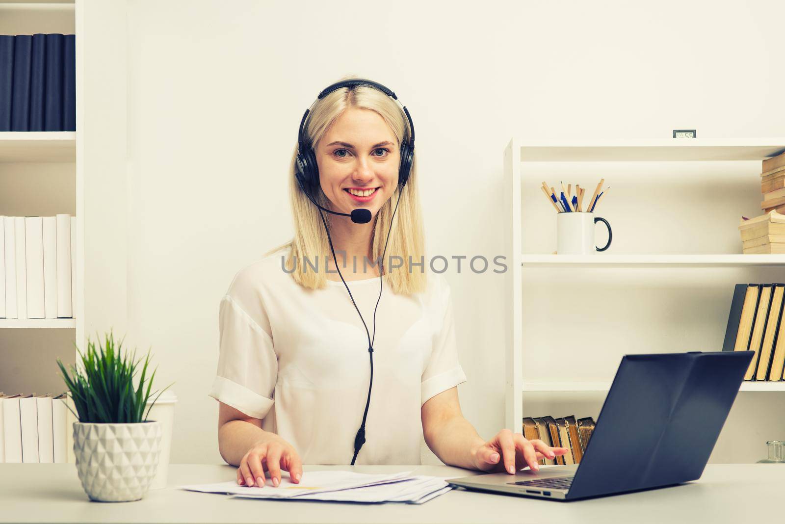 Close-up portrait of a customer service agent sitting at office -image