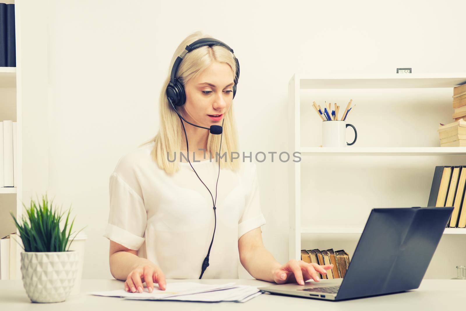 Close-up portrait of a customer service agent sitting at office -image