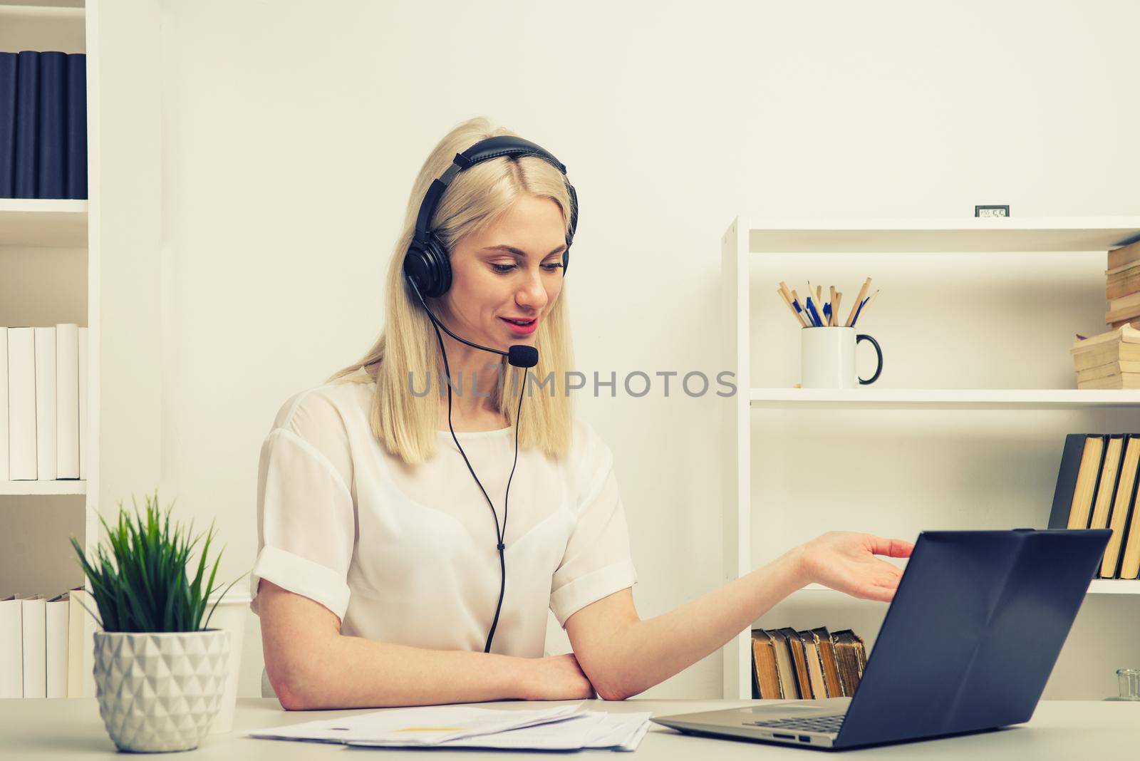 Close-up portrait of a customer service agent sitting at office -image