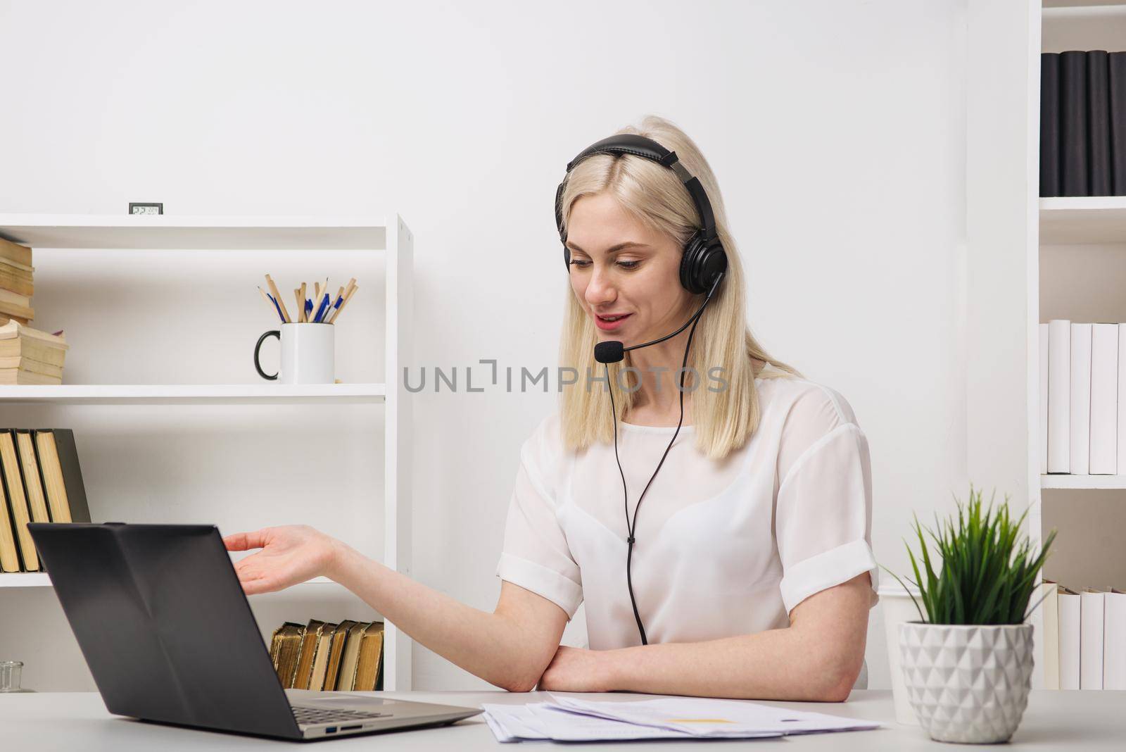 Close-up portrait of a customer service agent sitting at office -image