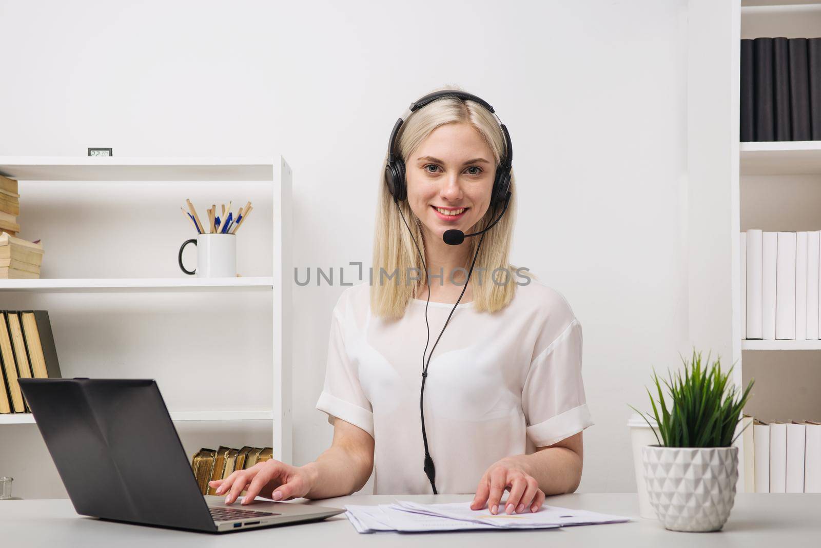 Close-up portrait of a customer service agent sitting at office -image