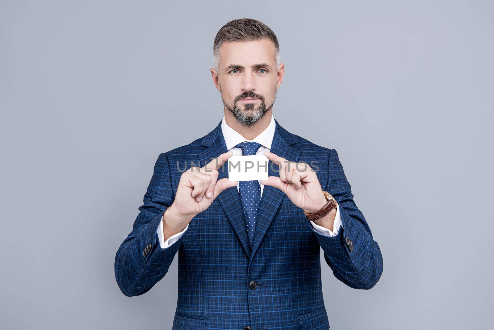 confident businessman man in businesslike suit showing business card for copy space, business.