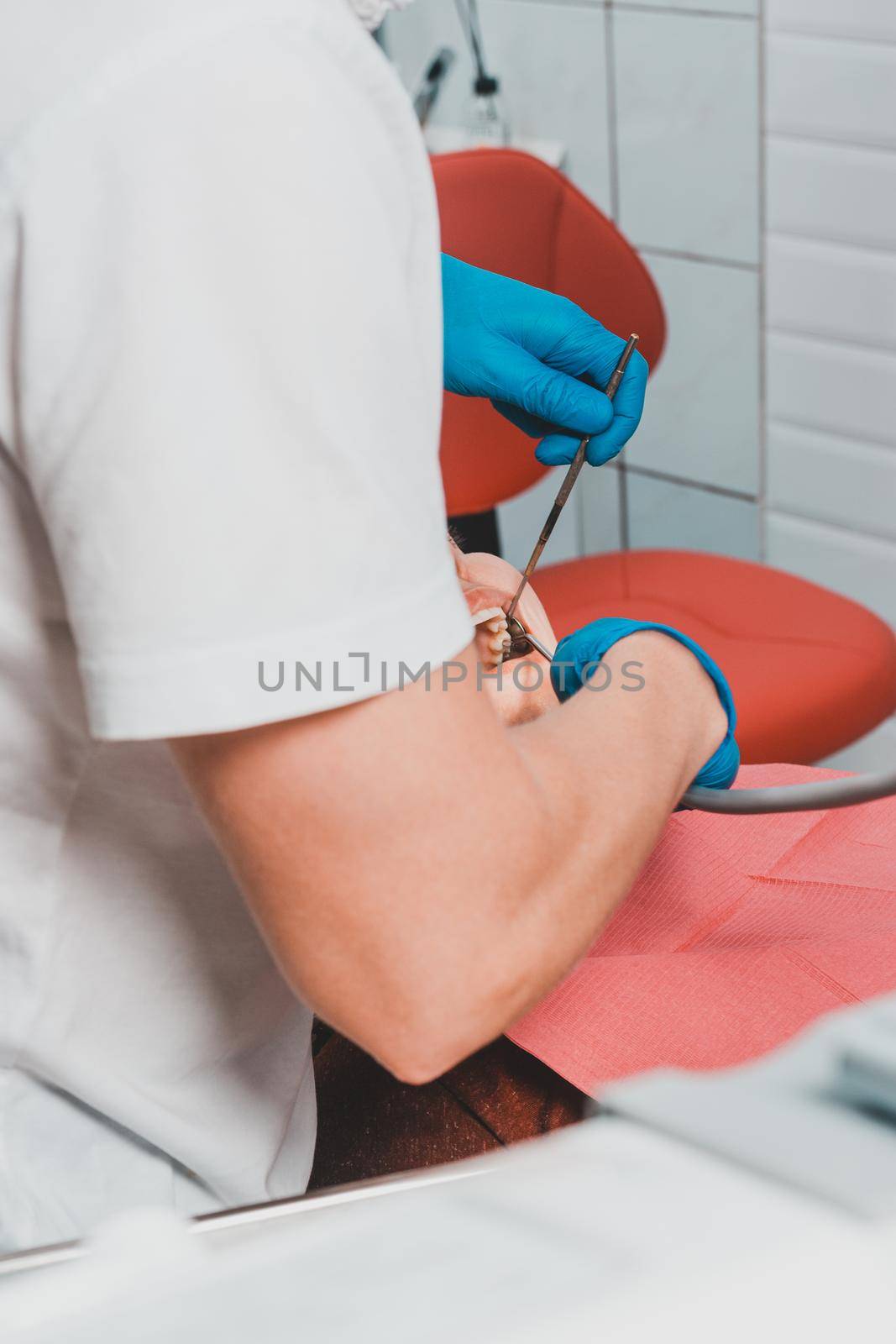 The dentist examines the oral cavity before treating the problem areas of the teeth.2020