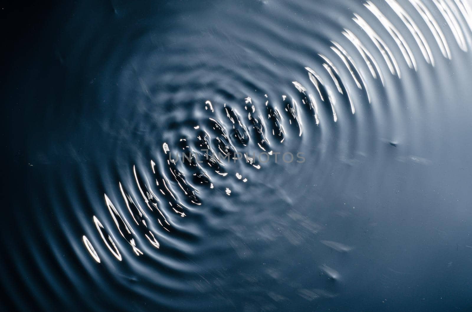 The texture of water under the influence of vibration in 432 hertz - image