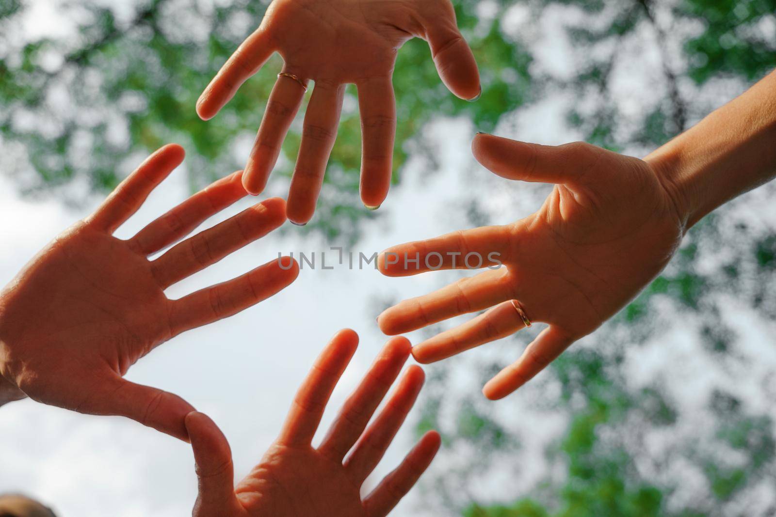 Team stacks hands in a workshop for teambuilding and teambuilding.