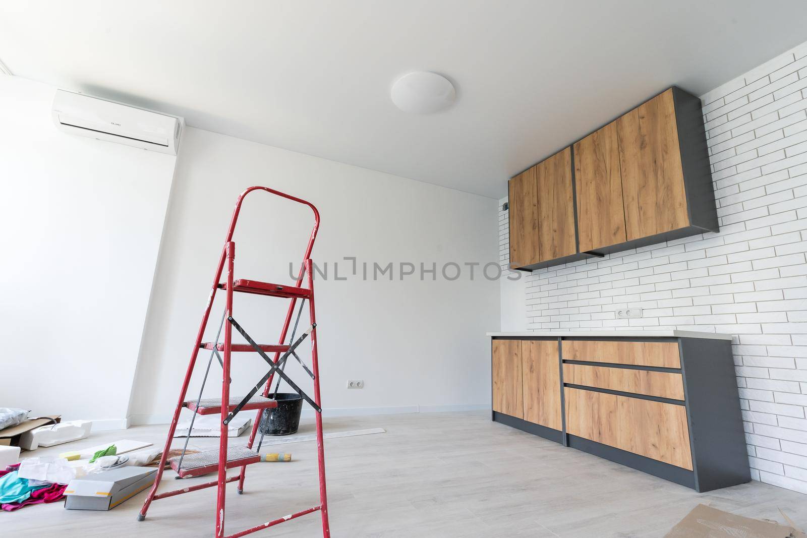New installed wood kitchen cabinets with modern decorative stainless steel