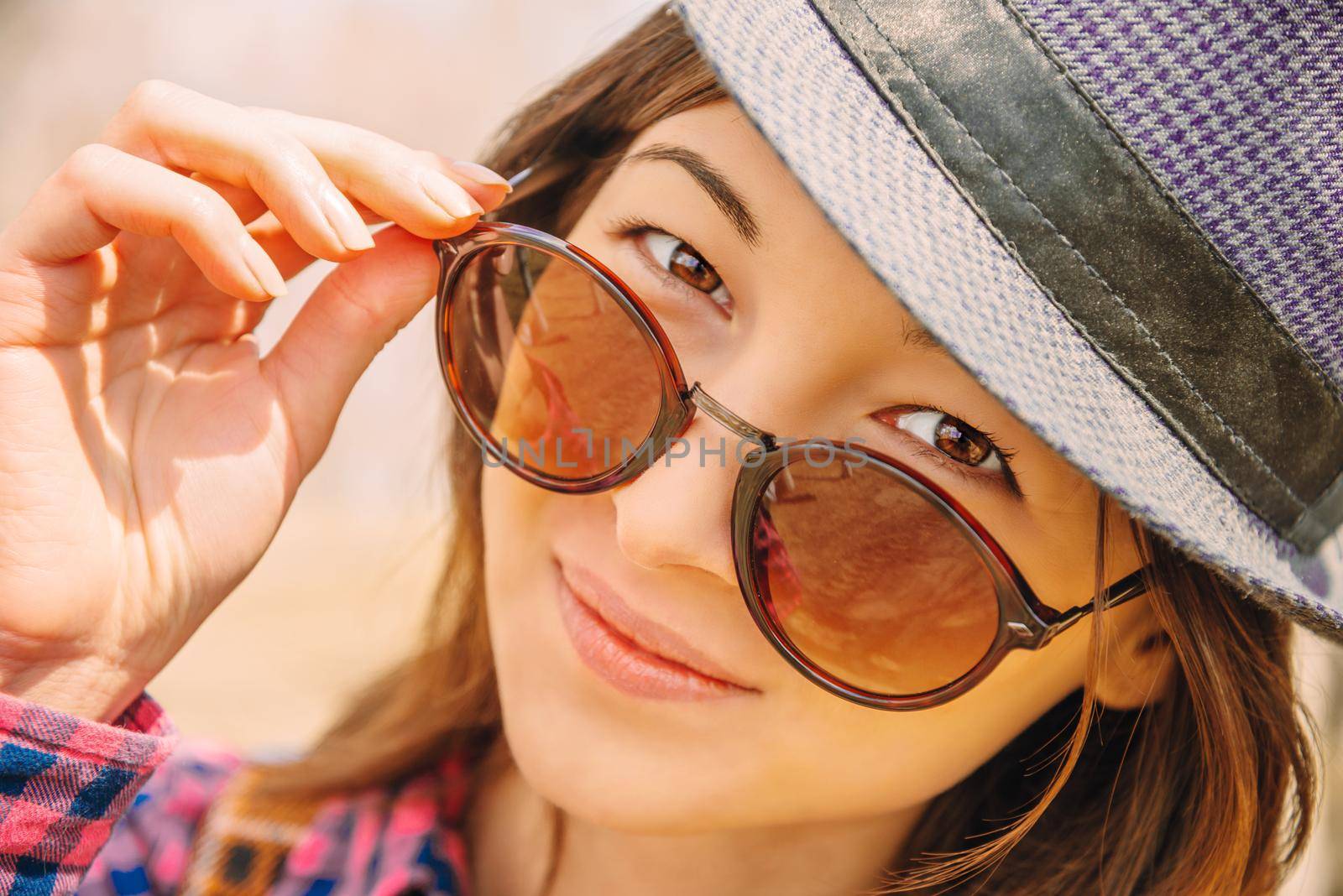 Portrait of smiling hipster woman in glasses and hat