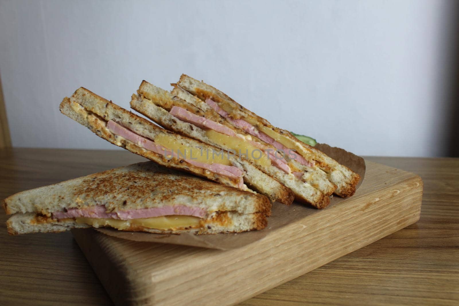 Food, avtrak. Sandwiches with ham cheese and vegetable elenium lie on a gray plate next to the juice of orange apricot on the table. Cooking breakfast.